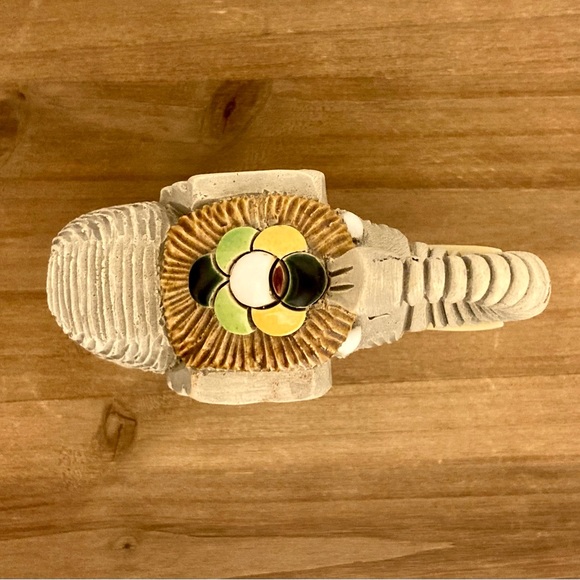 Artesania Rinconada Elephant Figurine, Made in Uruguay, Hand Carved & Painted - Picture 6 of 7